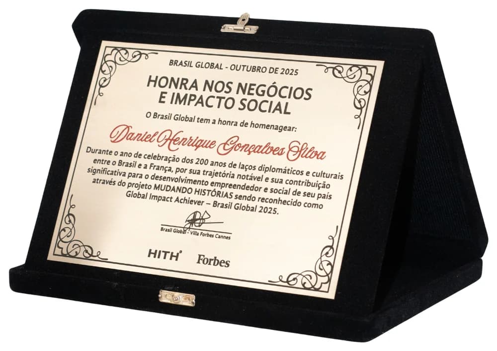 Placa Honra nos Negócios e Impacto Social · Brasil Global 2025, entregue a Daniel Henrique Gonçalves Silva, com os selos HITH e Forbes